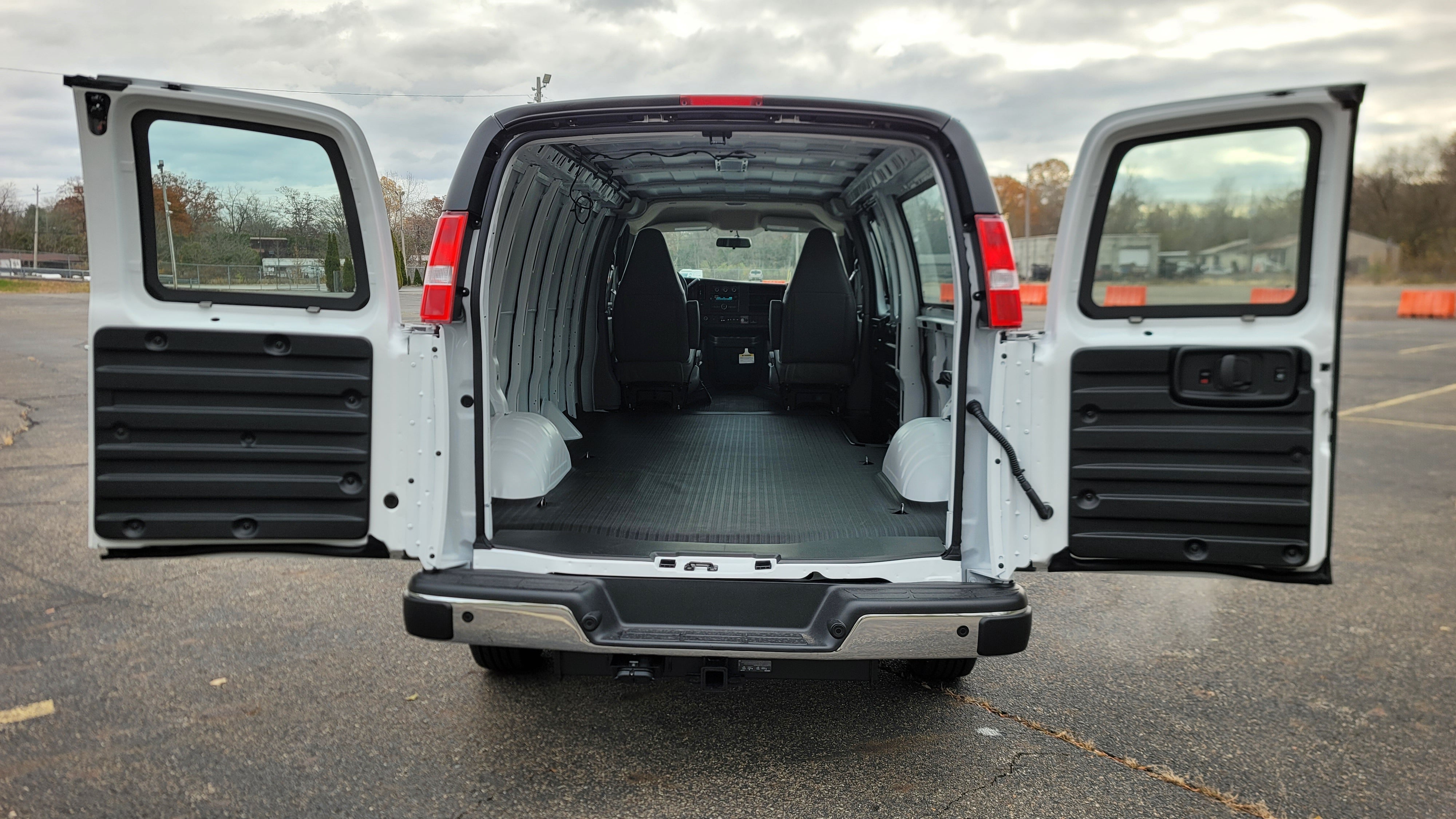 2025 Chevrolet Express Cargo WT