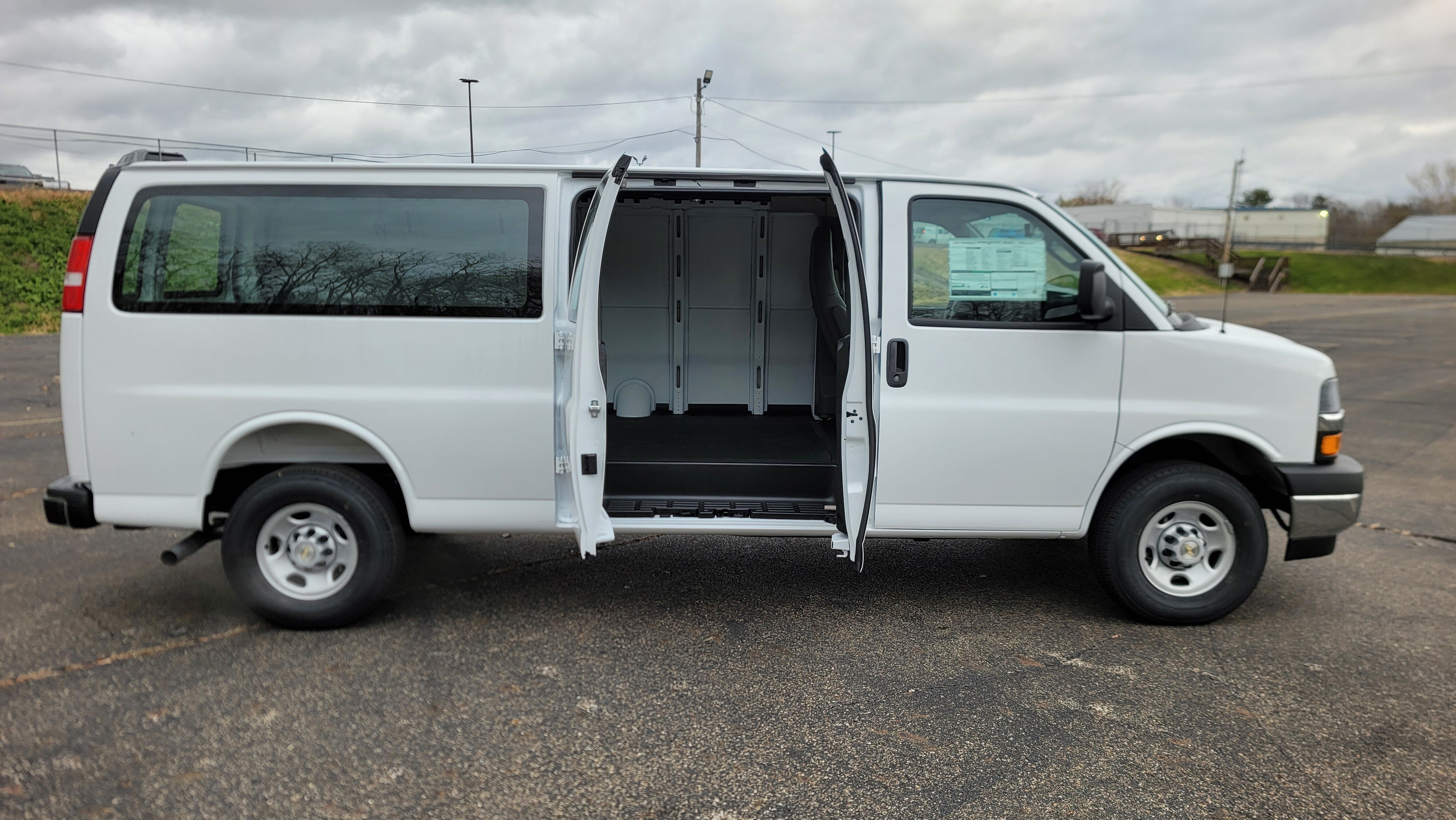 2025 Chevrolet Express Cargo WT