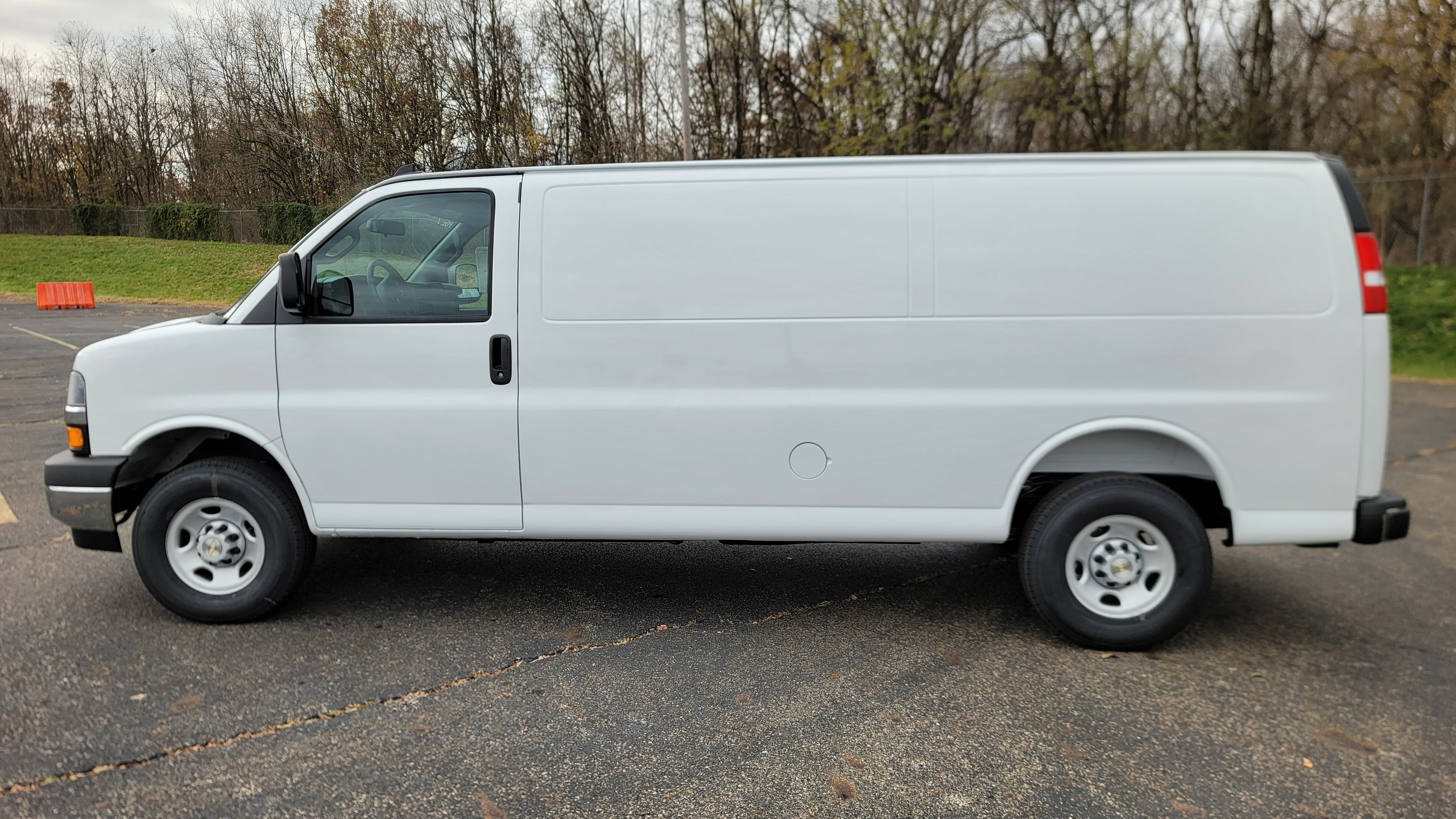 2025 Chevrolet Express Cargo WT