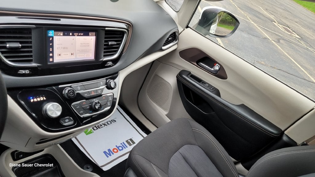 2023 Chrysler Voyager LX