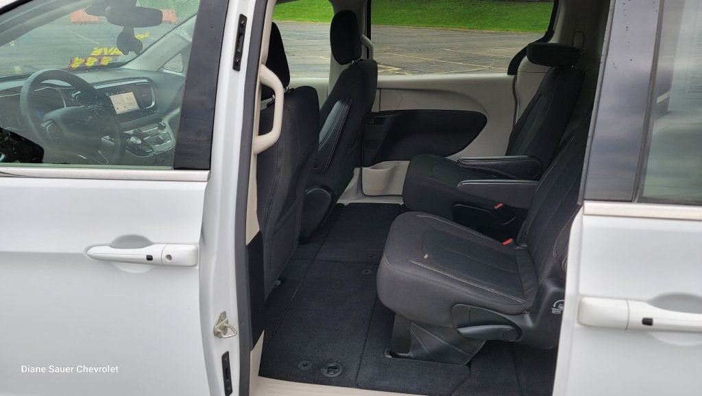 2023 Chrysler Voyager LX