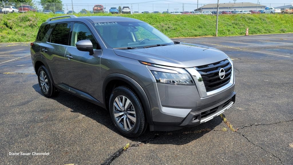 2025 Nissan Pathfinder SL