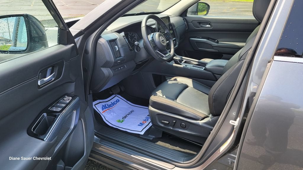 2025 Nissan Pathfinder SL